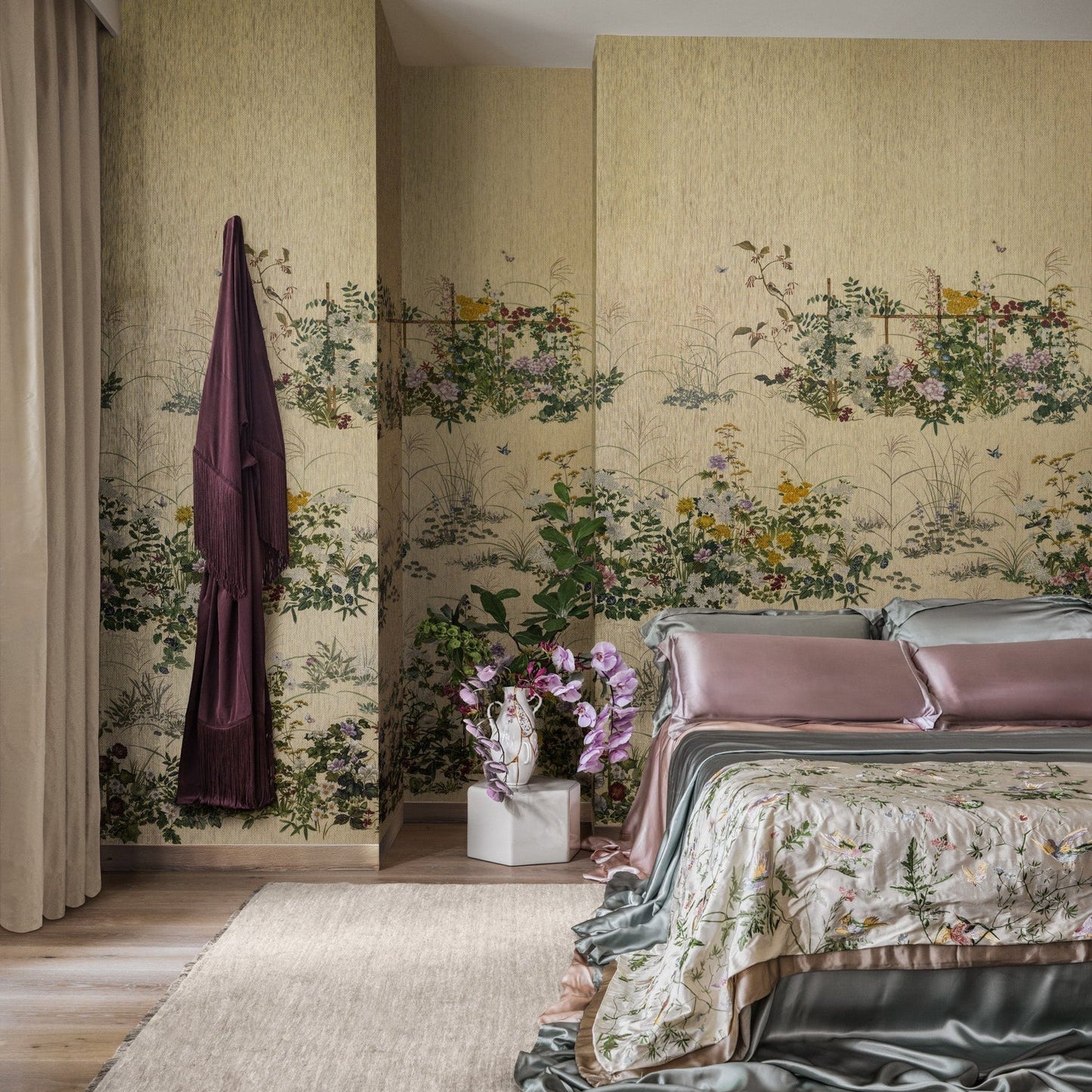 Carta da parati "Scenic Flora Luxury base beige caldo" - YOKU | COLE&SON