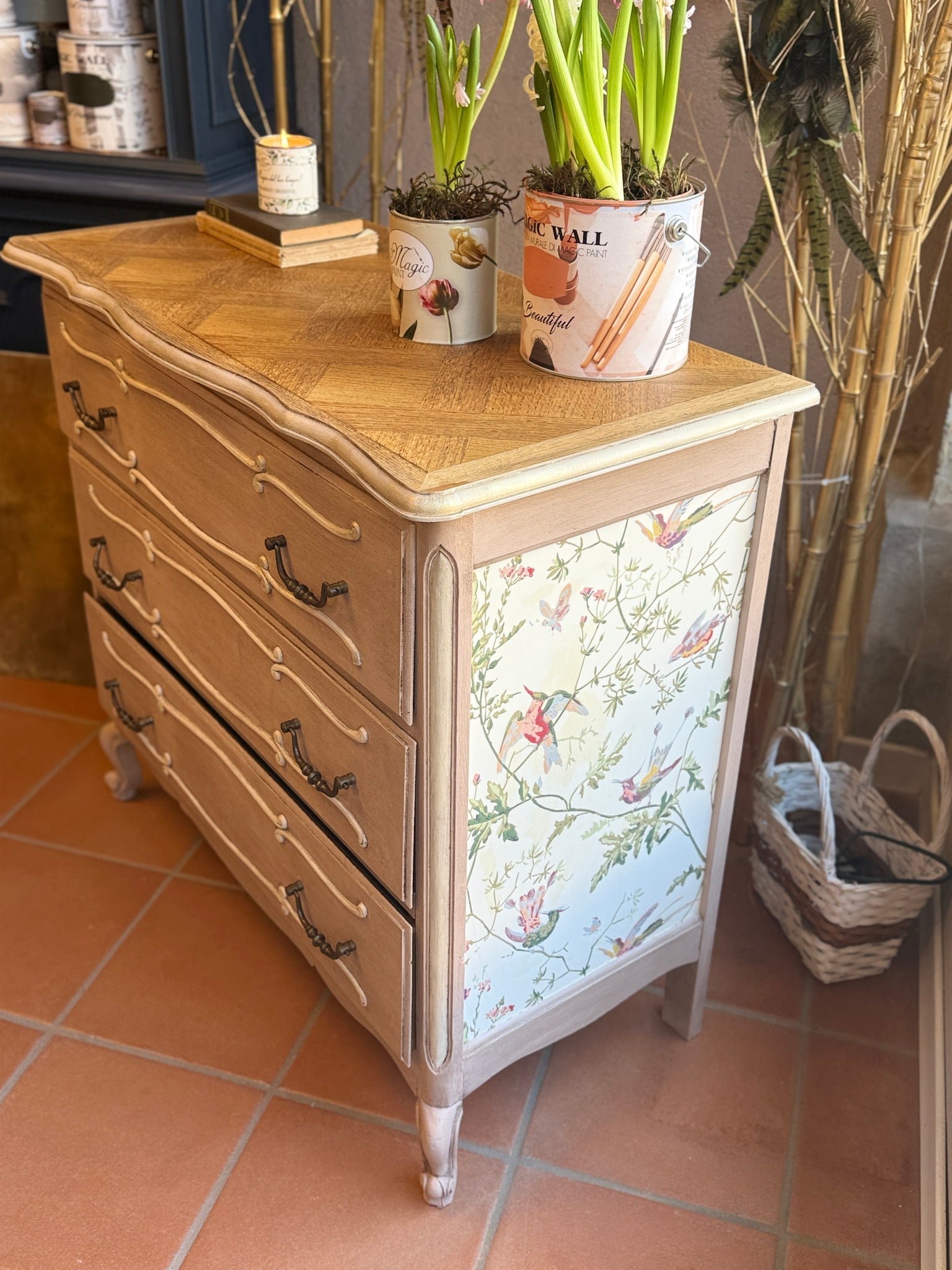 Cassettiera Vintage Rose con carta da parati "Hummingbirds Pastel"