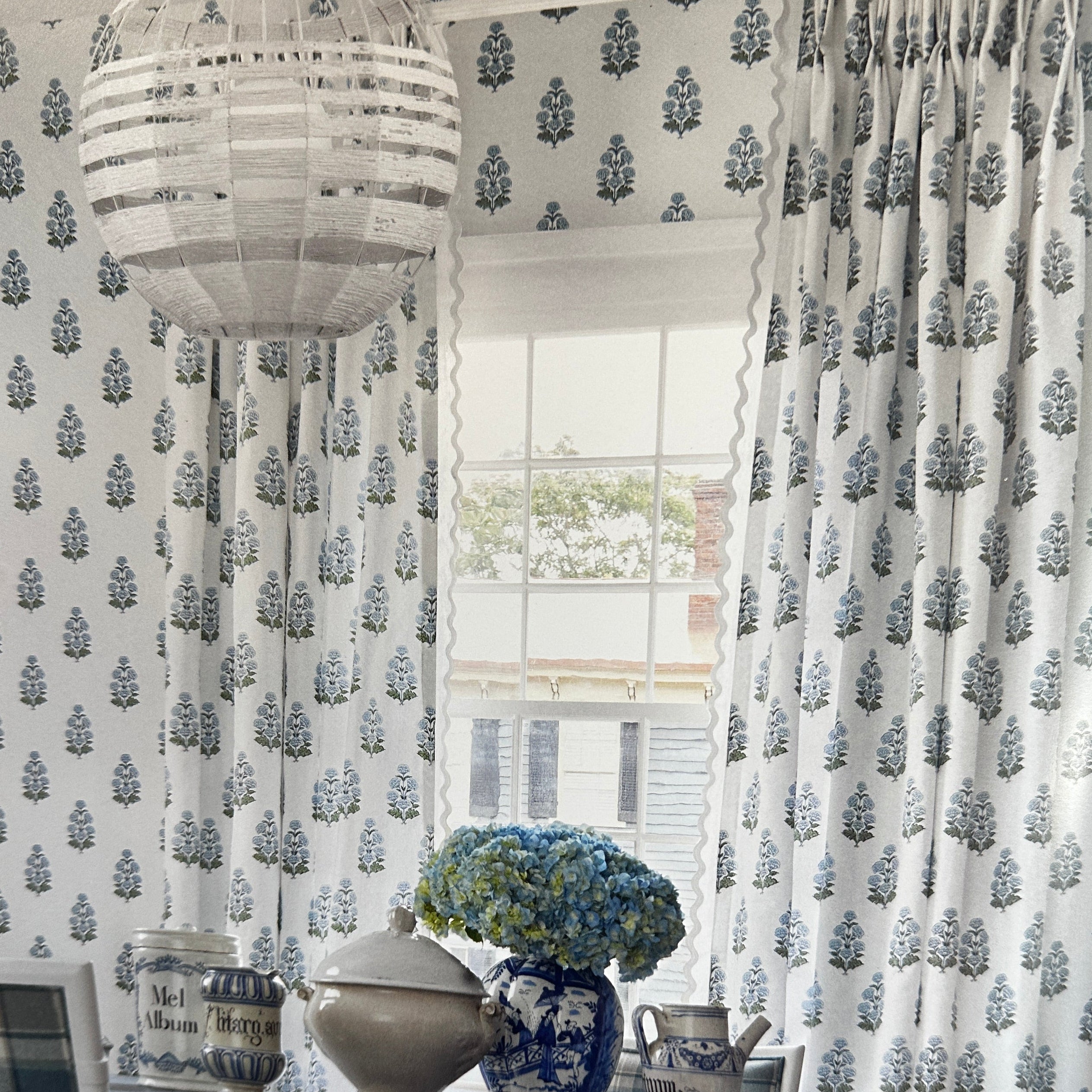 Carta da Parati “Audrey Bianco e Grigio” Boxwood | THIBAUT