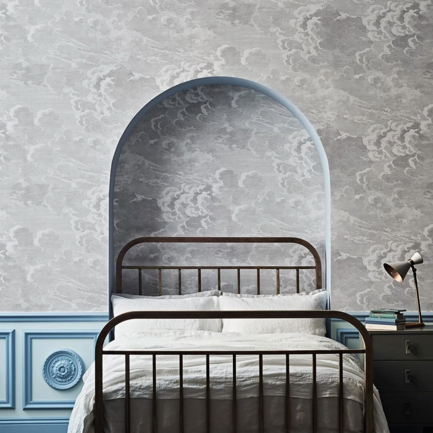 Carta da Parati "Nuvolette grigio chiaro" (2 rotoli) Fornasetti | COLE & SON