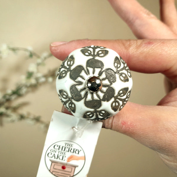 Pomello in ceramica “Caleidoscopio Floreale Nero"