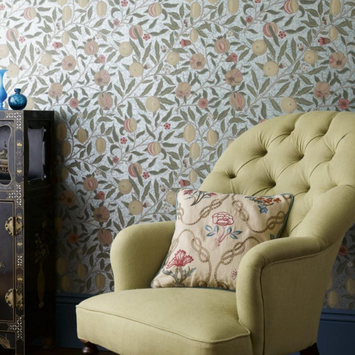 Carta da parati “Fruit” verde, beige e rosa, catalogo Morris & Friends a metraggio o rotolo