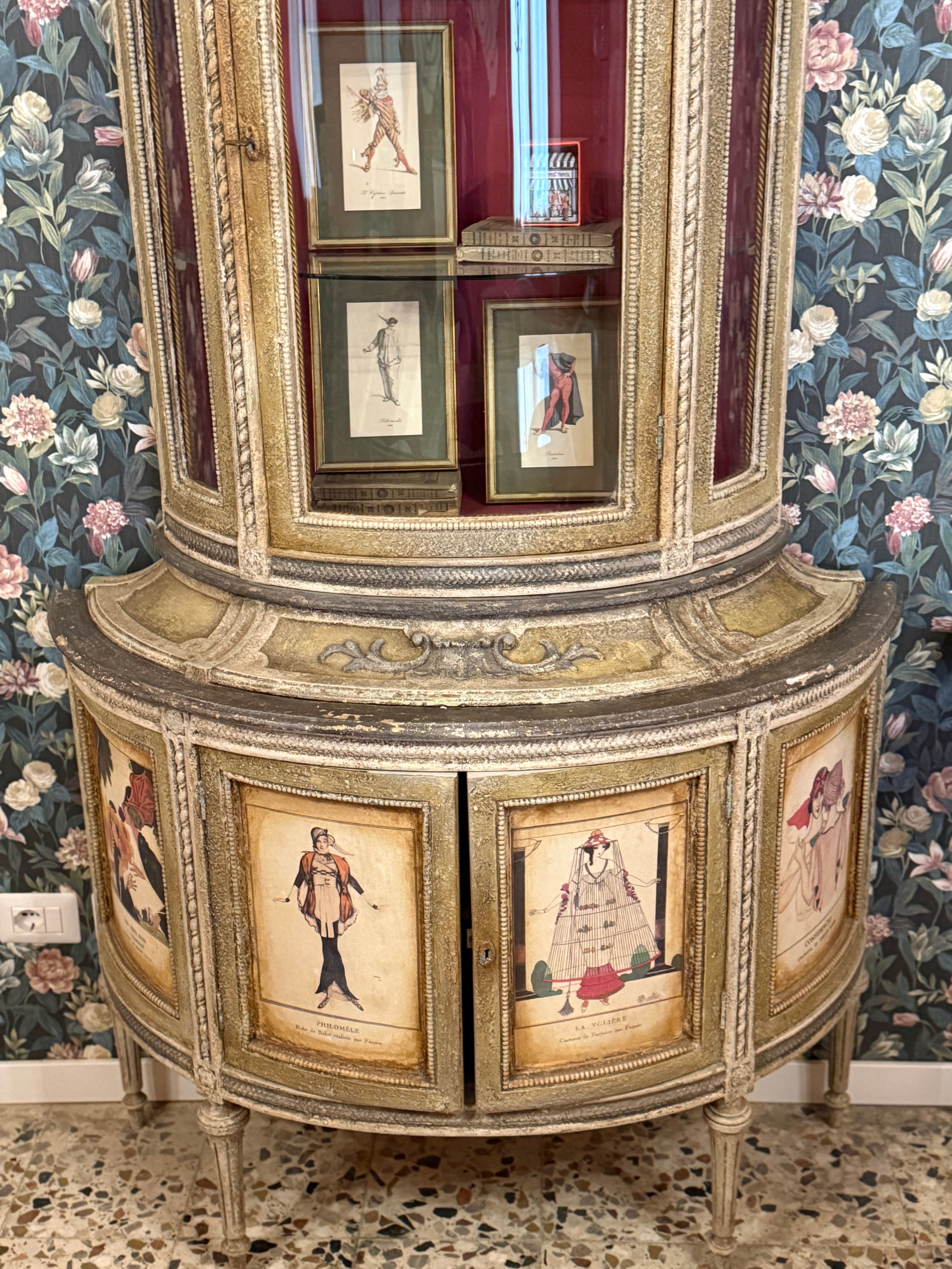 Mobile Vitrine "Donne Vintage" Die Neugestaltung von Elisa