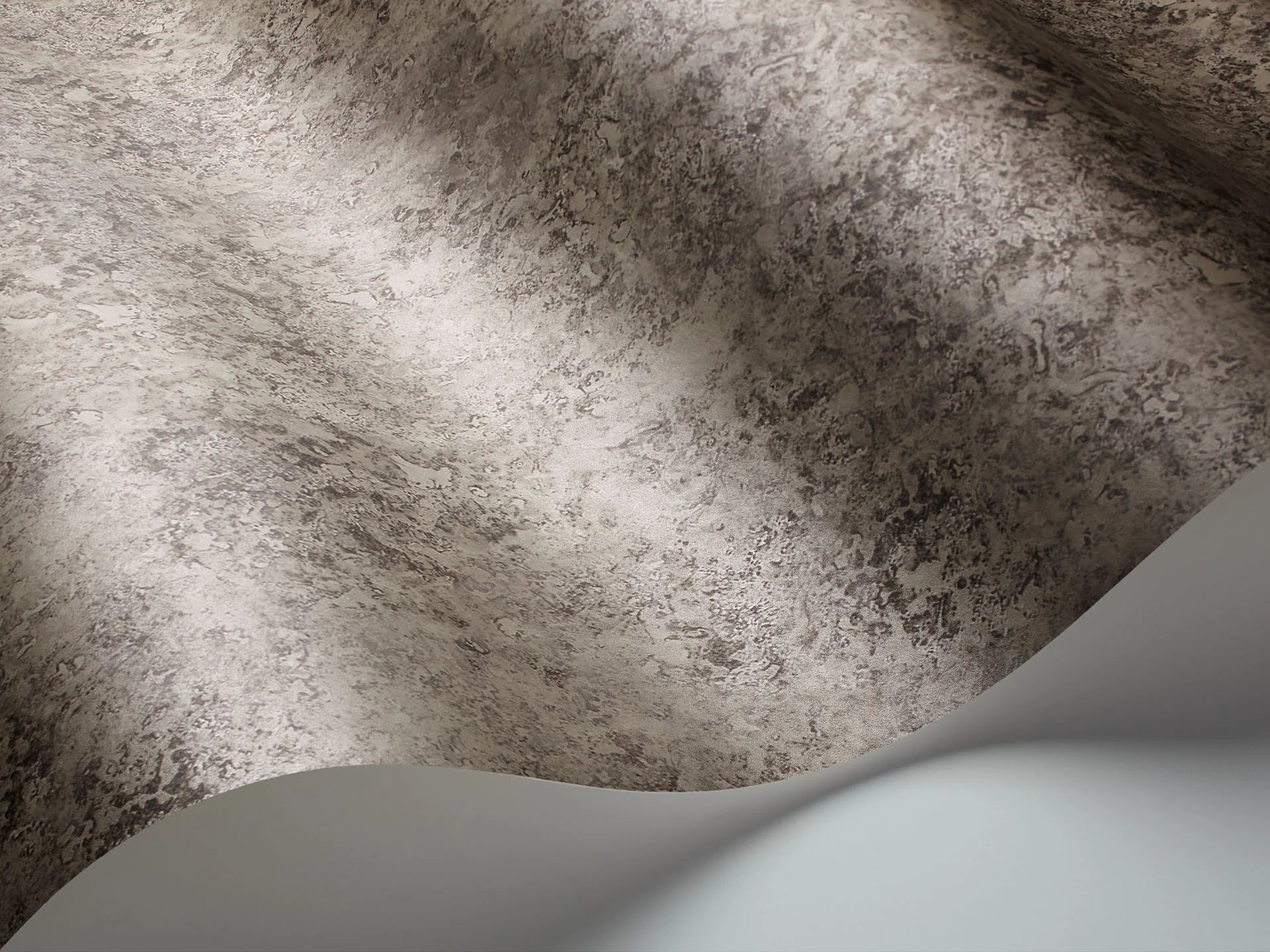 Carta da Parati "MARTYN LAWRENCE BULLARD" Patina Haze grigio metallo scuro | COLE & SON