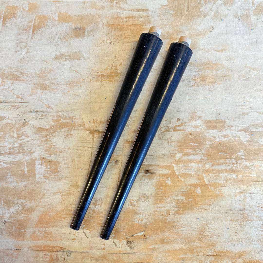 2 gambe in legno nero assottigliati in basso