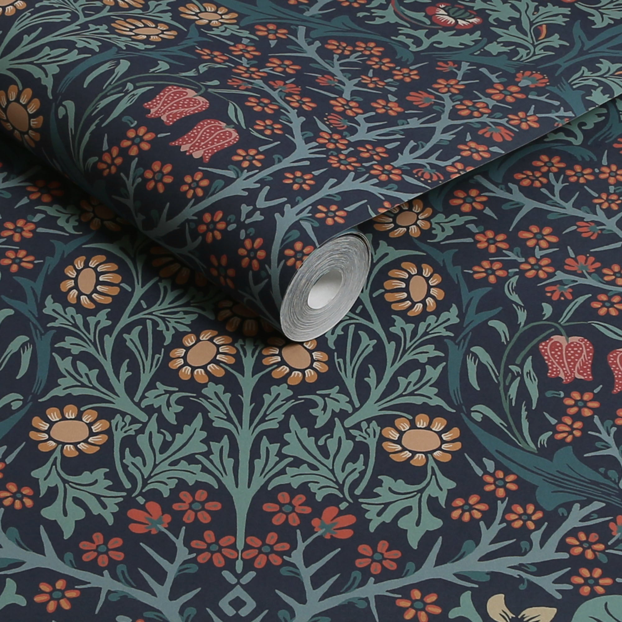 Carta da Parati "Blackthorn Navy" Morris at home