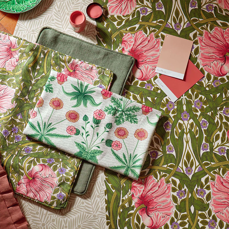 TESSUTO "PIMPERNEL SAP GREEN/STRAWBERRY" - Morris & Co. - Sanderson