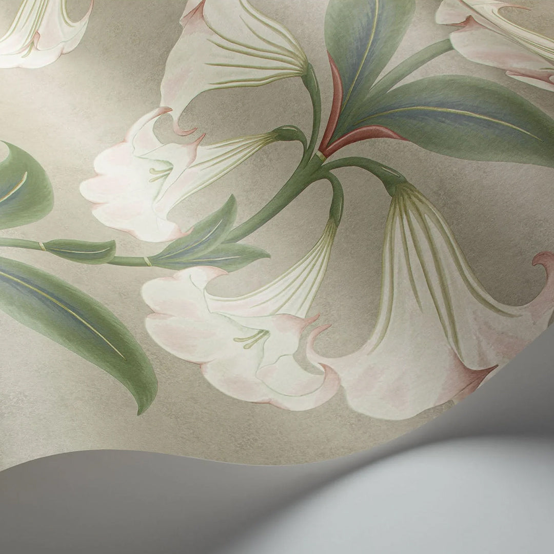 Carta da Parati “Angel’s Trumpet beige e verde con tocco di rosa” | COLE & SON