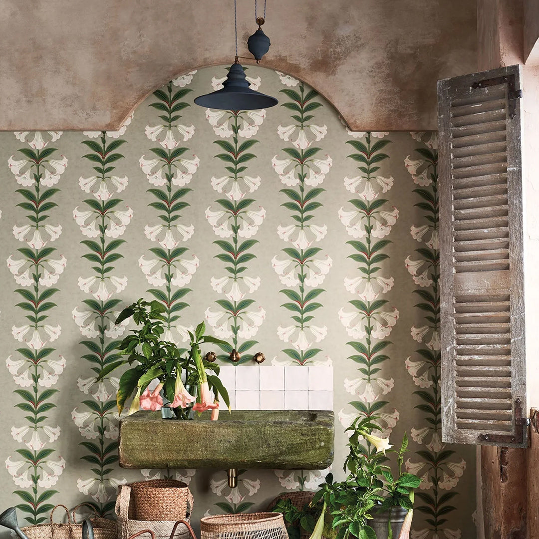 Carta da Parati “Angel’s Trumpet beige e verde con tocco di rosa” | COLE & SON