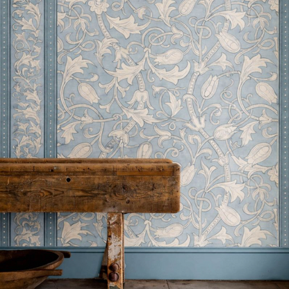 Carta da Parati "Etched Scrolling Tulip Azzurra" MORRIS & CO. | THE HUNTINGTON