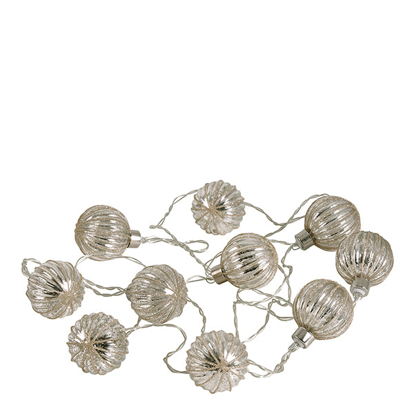 Ghirlanda di luci con palline argentate di Natale - Mathilde M.