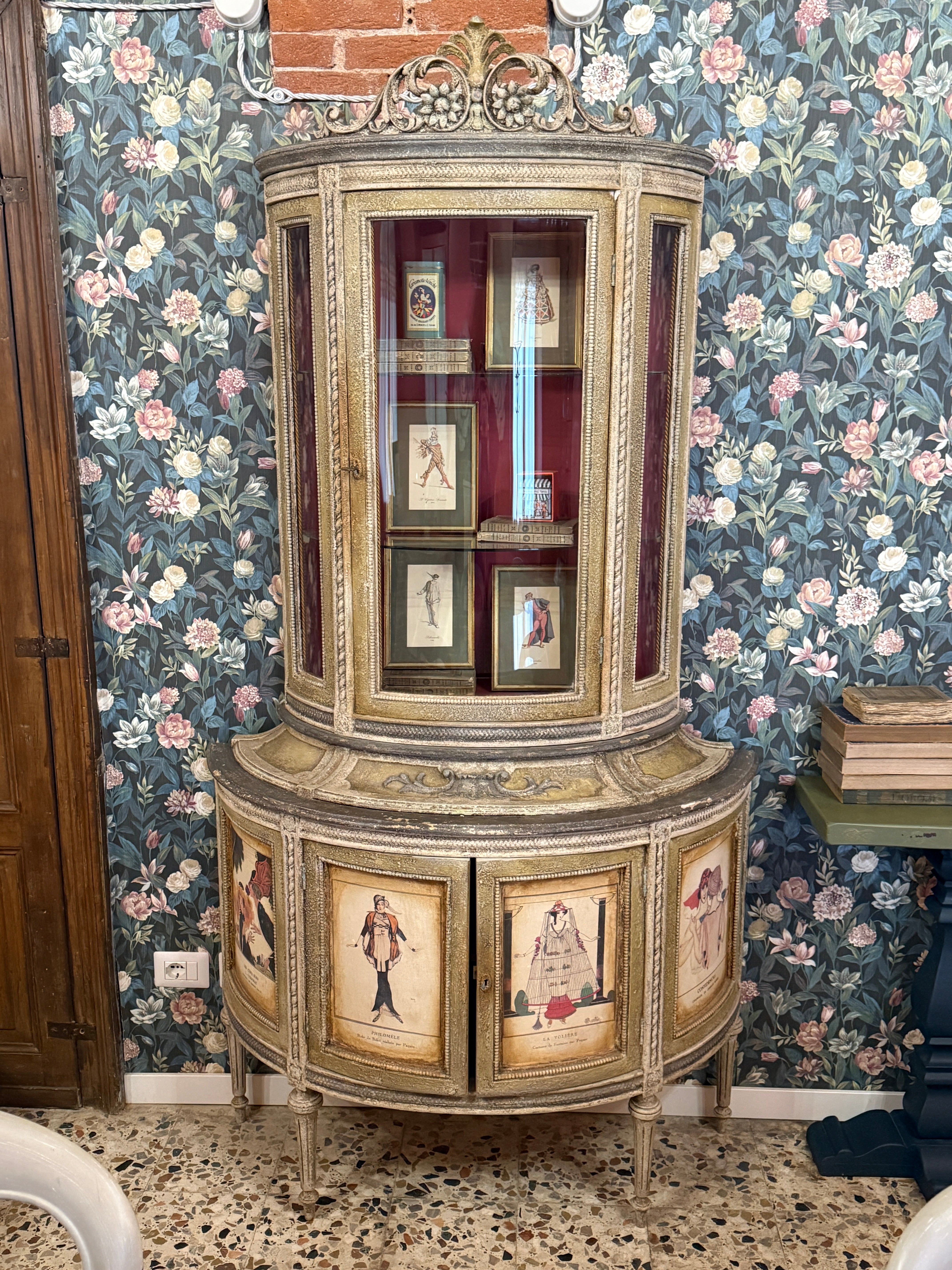 Mobile Vetrina "Donne Vintage" I Restyling di Elisa
