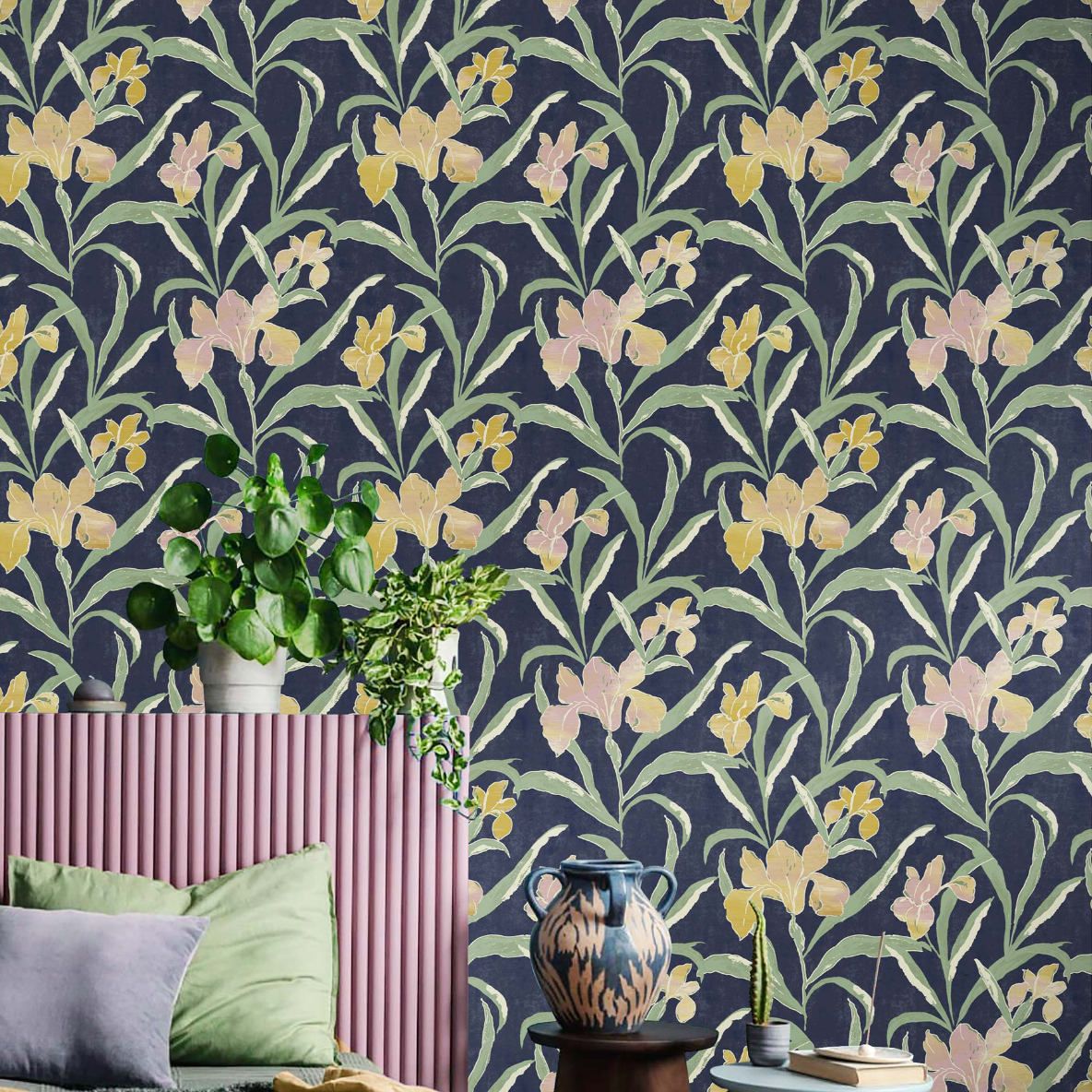 Carta da parati "Iris rosa e gialli su fondo blu" a metraggio o rotolo