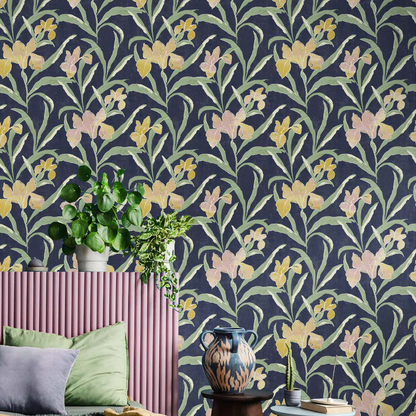 Carta da parati "Iris rosa e gialli su fondo blu" a metraggio o rotolo