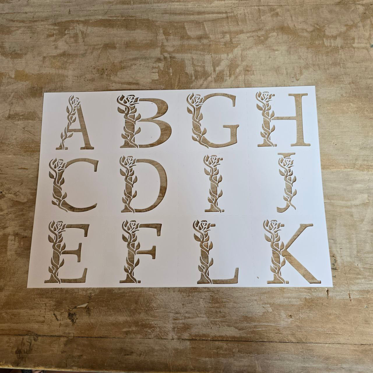 Stencil “Alfabeto dei sogni”, Magic Paint, riutilizzabile, 30×42 cm – 4 fogli