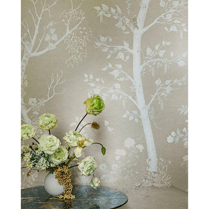 Carta da Parati "SEASONAL WOODS Platinum Pearl" The Garden | COLE & SON